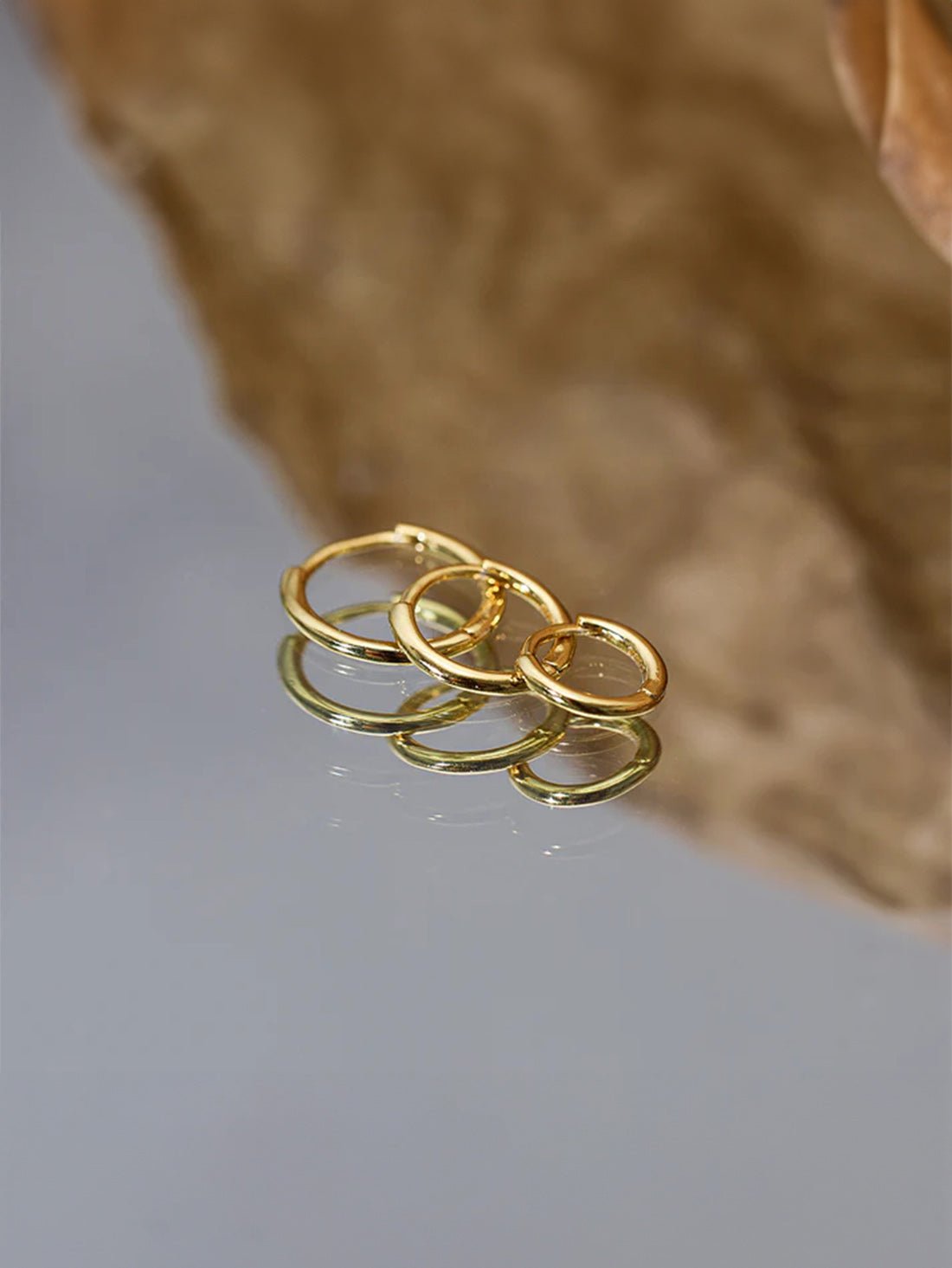 エミリー – 柔らかな輝きを持つ上質なゴールドのイヤリング。