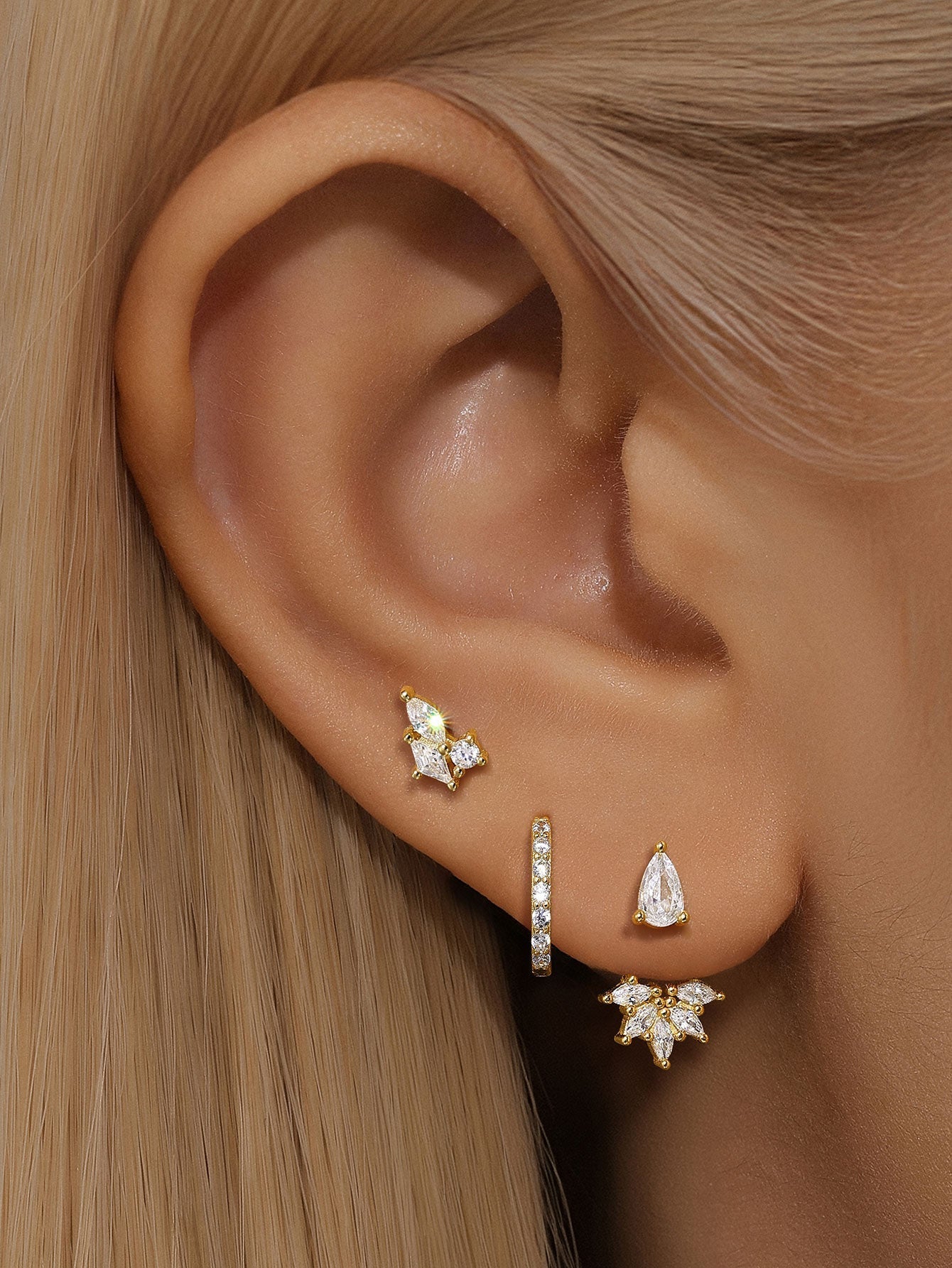 マグダ – 柔らかな輝きを持つ繊細なゴールドのイヤリング。