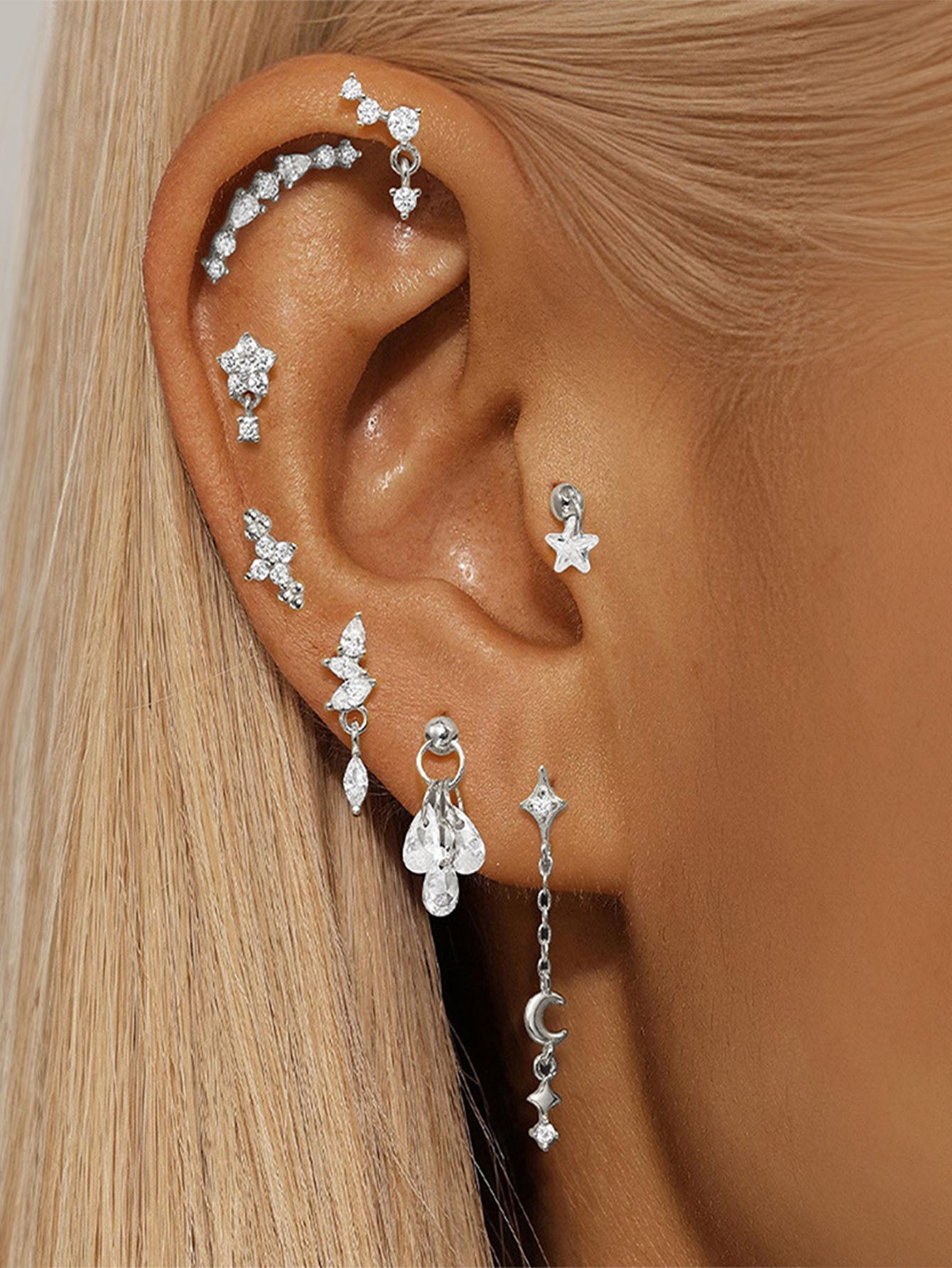 セリナ – 動くディテールを持つ繊細なゴールドピアス。