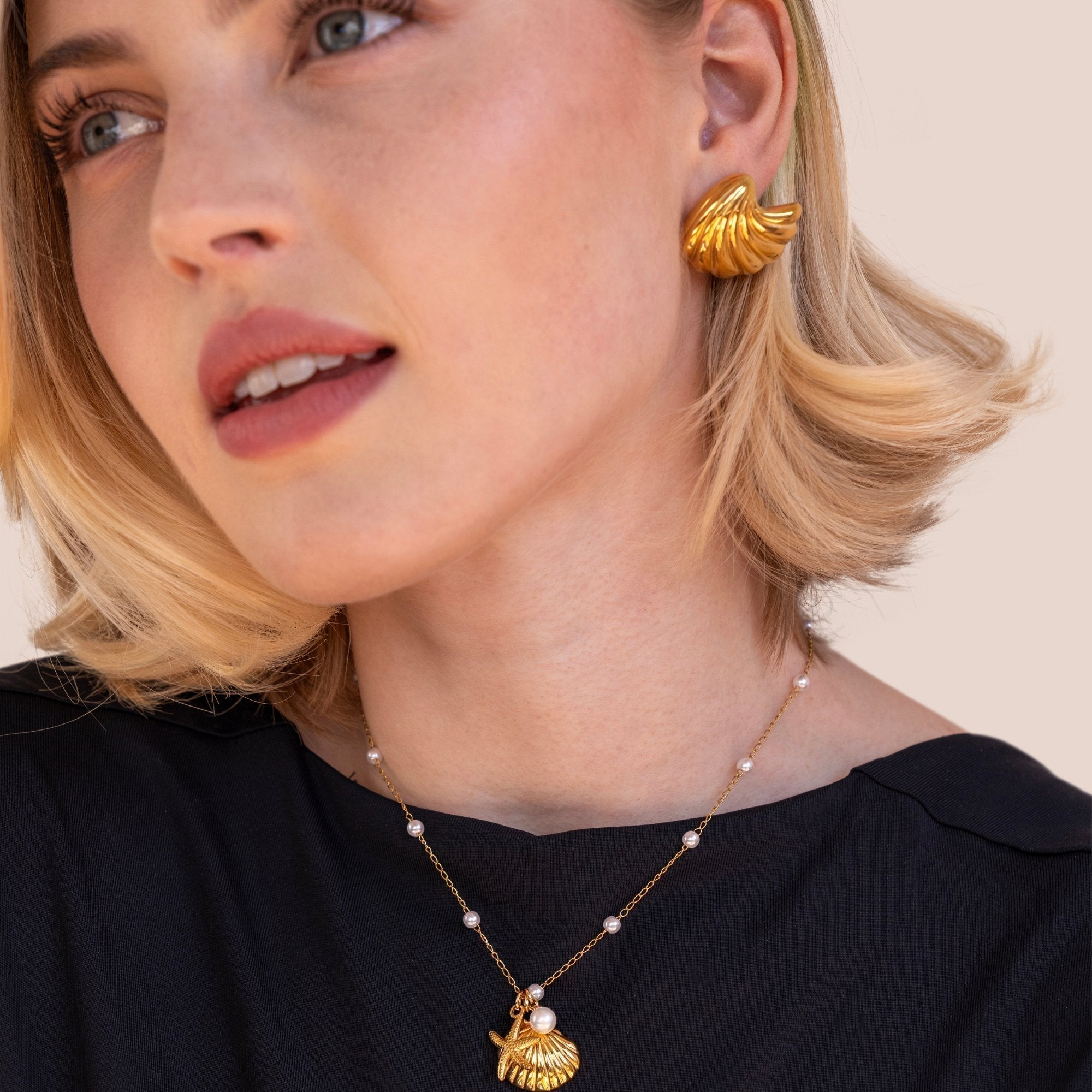 アネリーゼ – 貝殻形のゴールドイヤリング