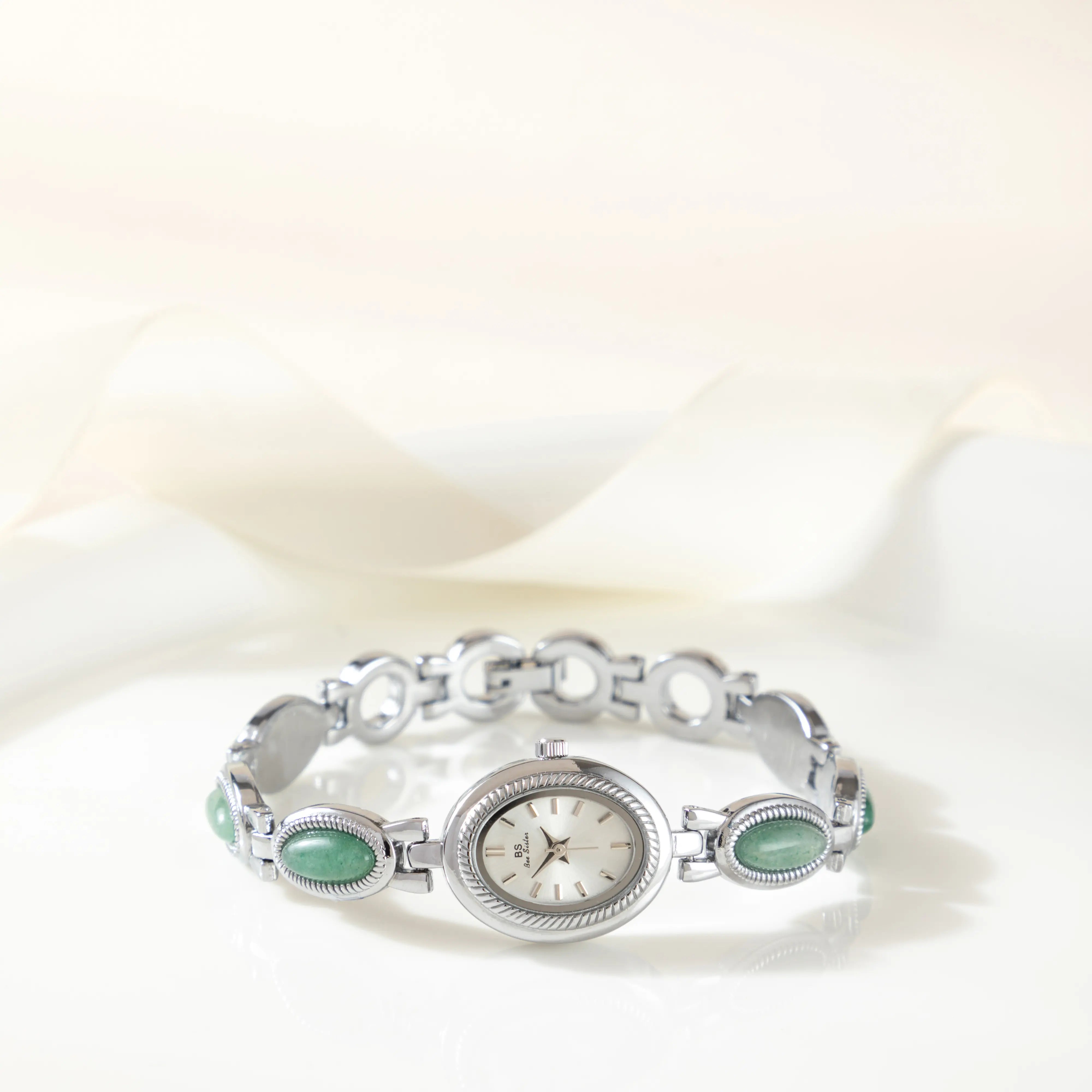 クララ – 長方形の文字盤を持つ時計。