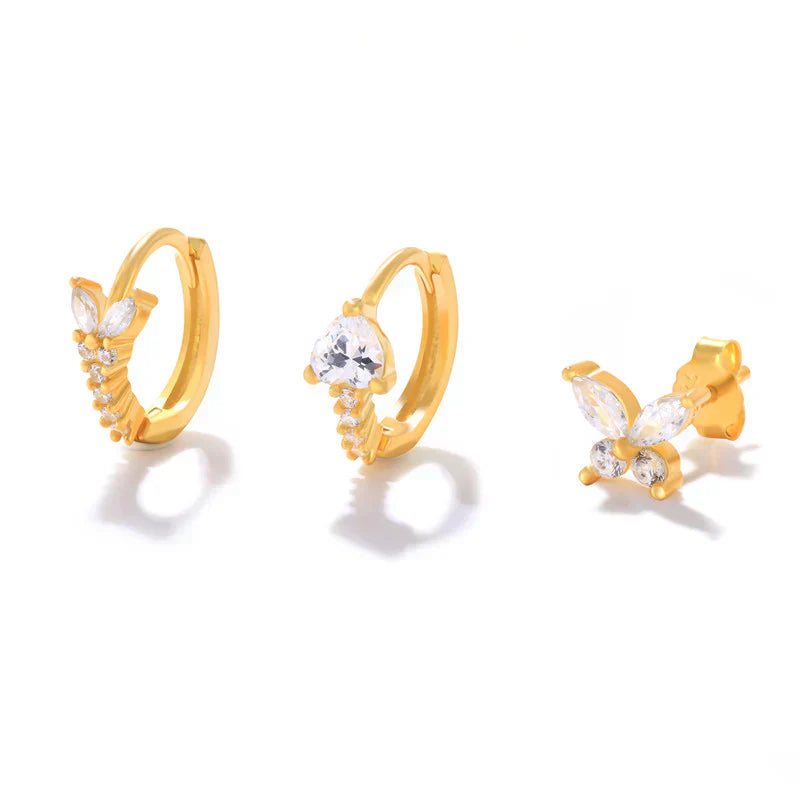 エヴァ・マリー – 流れる形の繊細なゴールドのイヤリング。