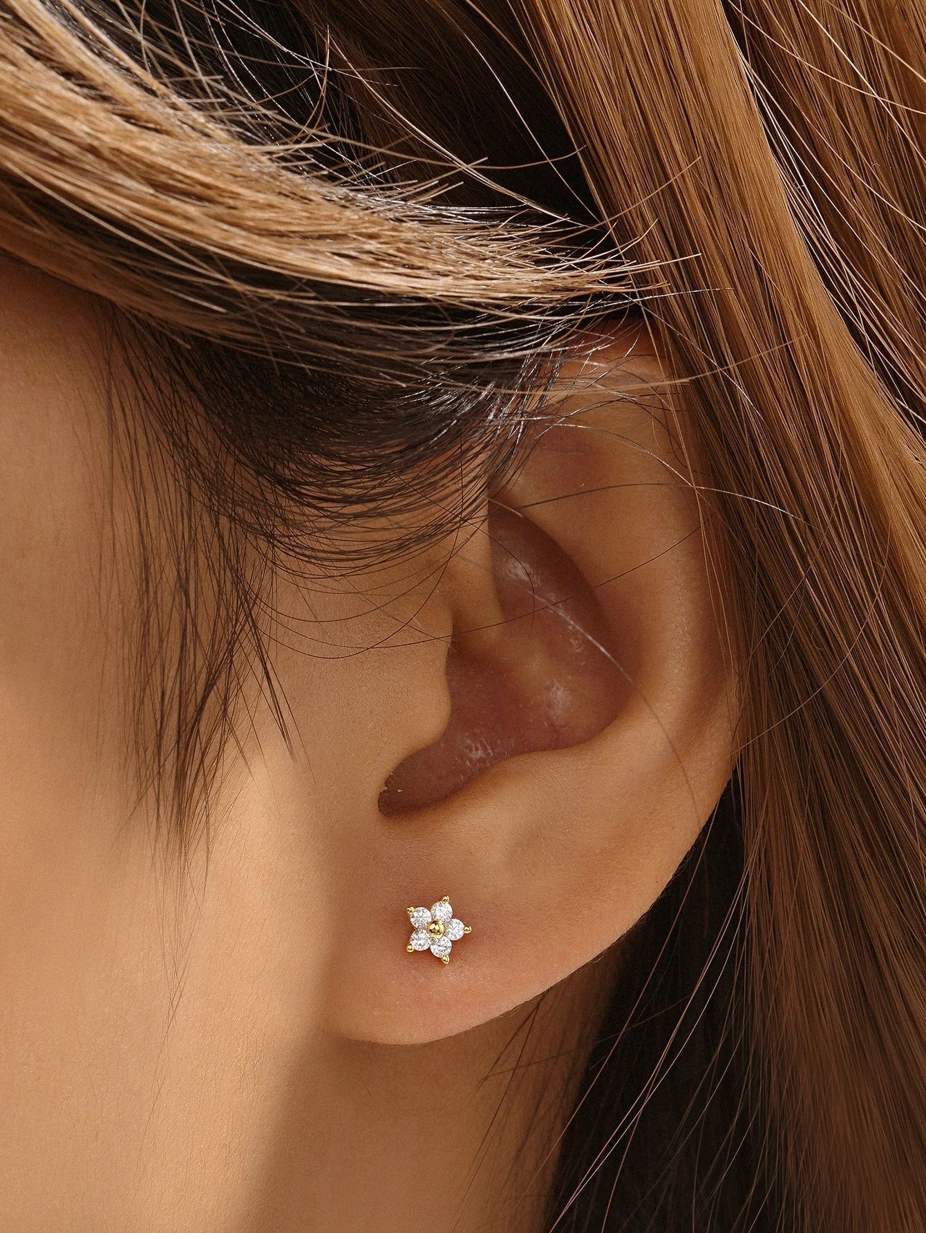 クラリッサ – 繊細な四角形のゴールドのイヤリング。