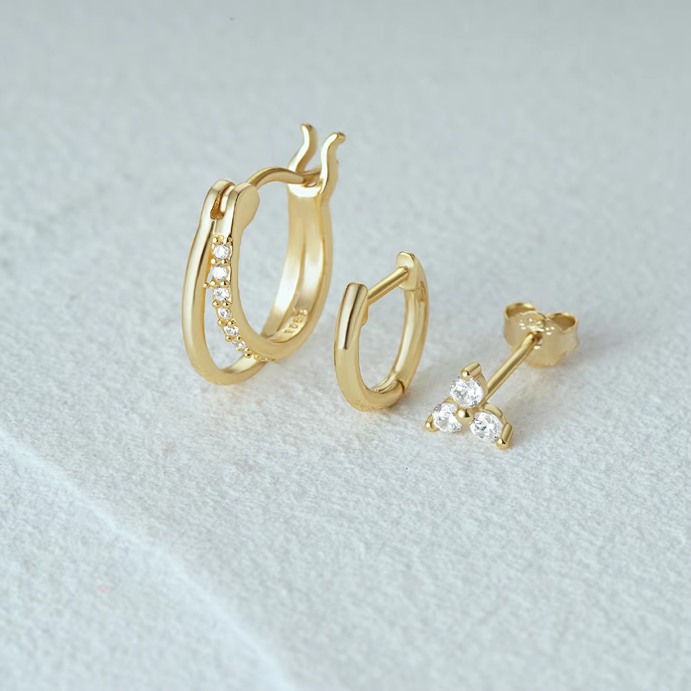 アマリー – 繊細な動きのあるゴールドのイヤリング