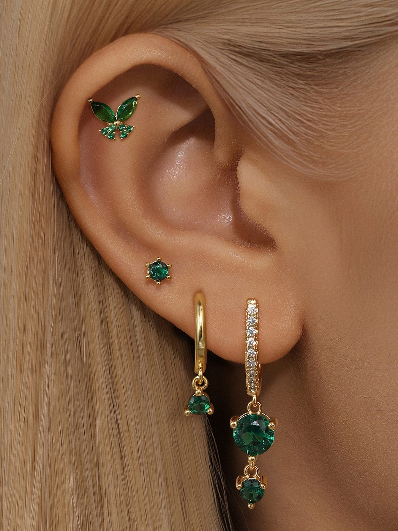 アンヤ – 繊細なエッジを持つゴールドのイヤリング