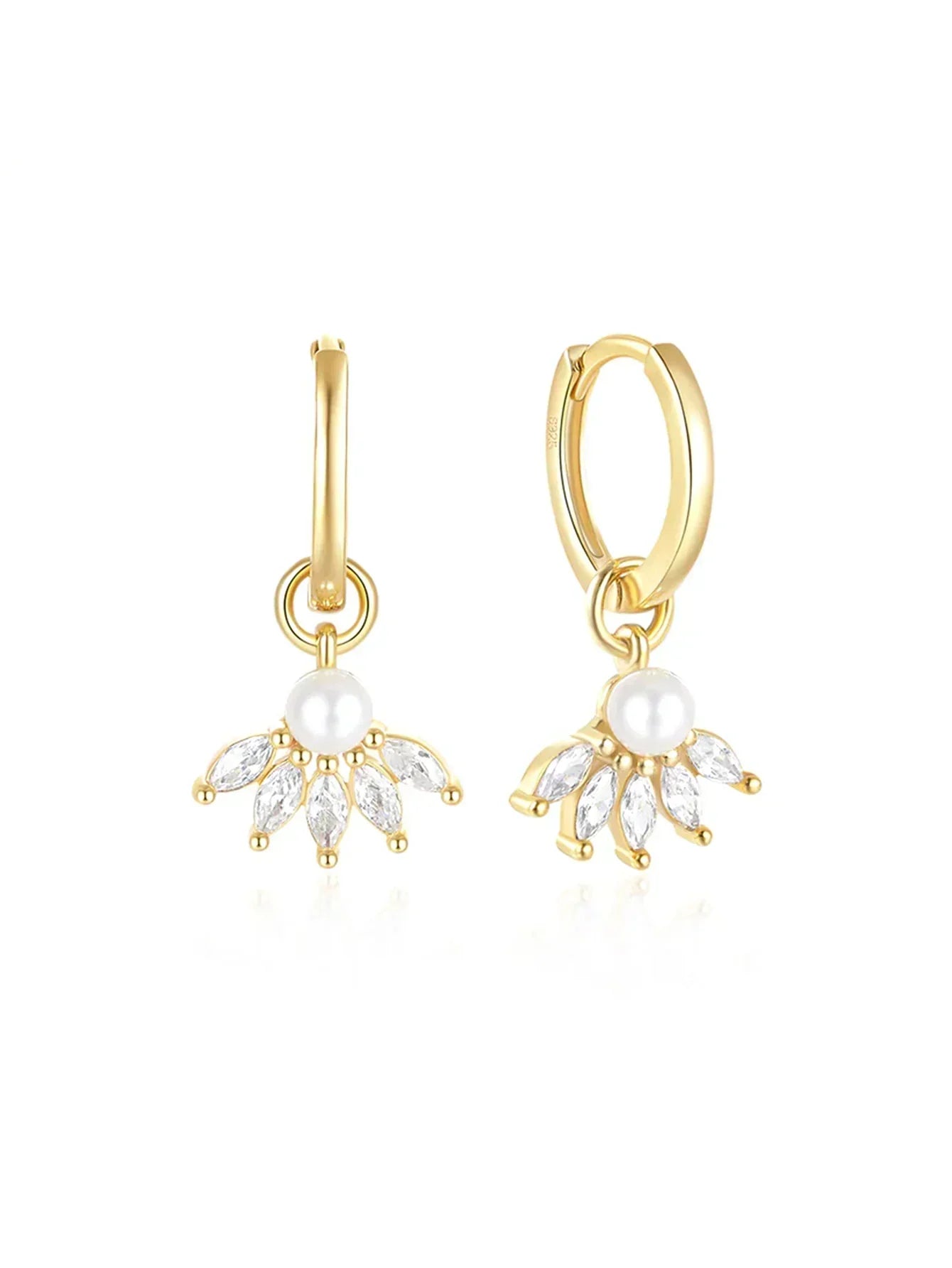 クラリッサ – 繊細な四角形のゴールドのイヤリング。