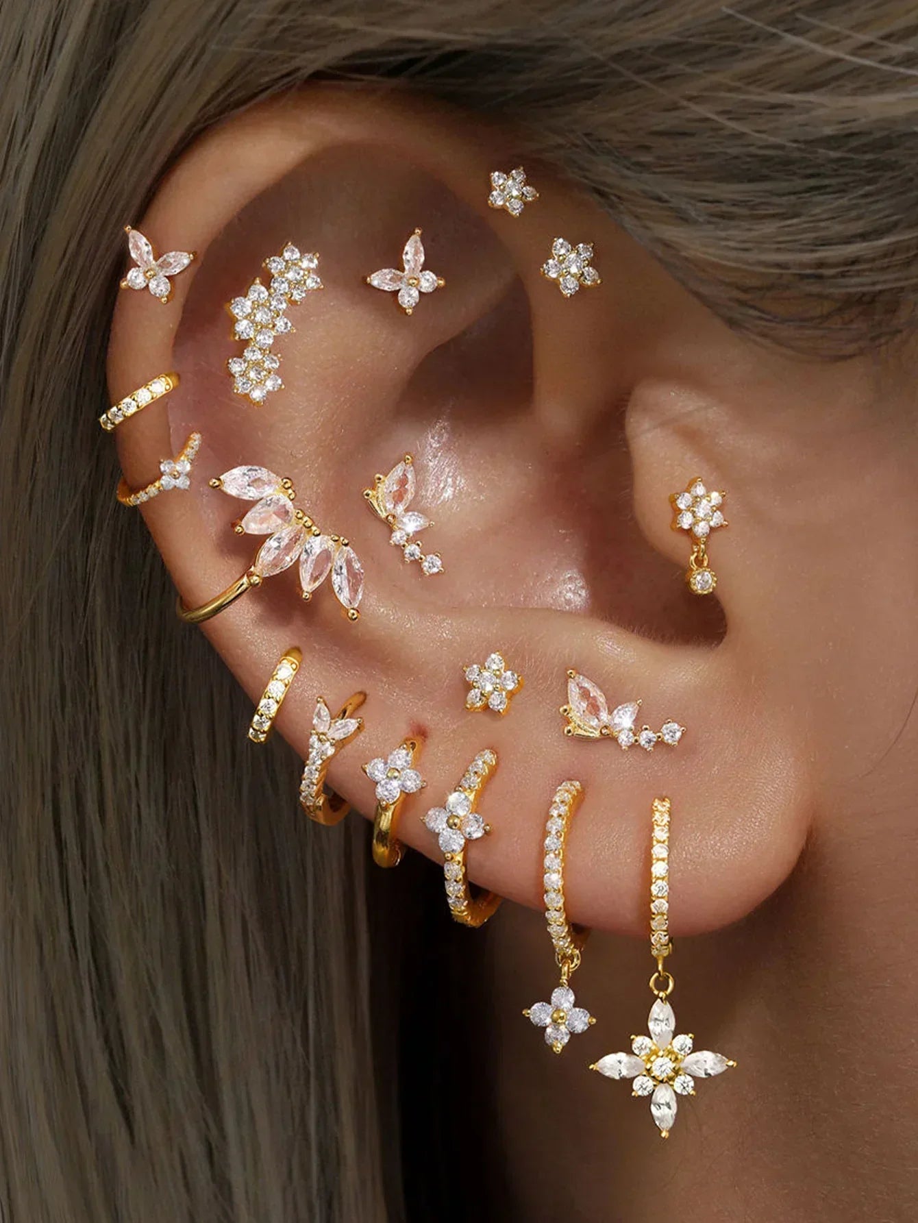 エヴァ・マリー – 流れる形の繊細なゴールドのイヤリング。