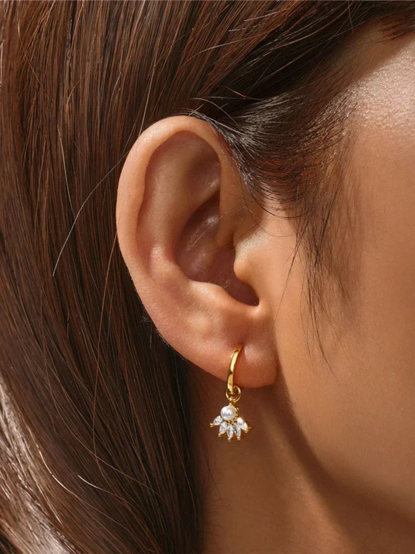 クラリッサ – 繊細な四角形のゴールドのイヤリング。