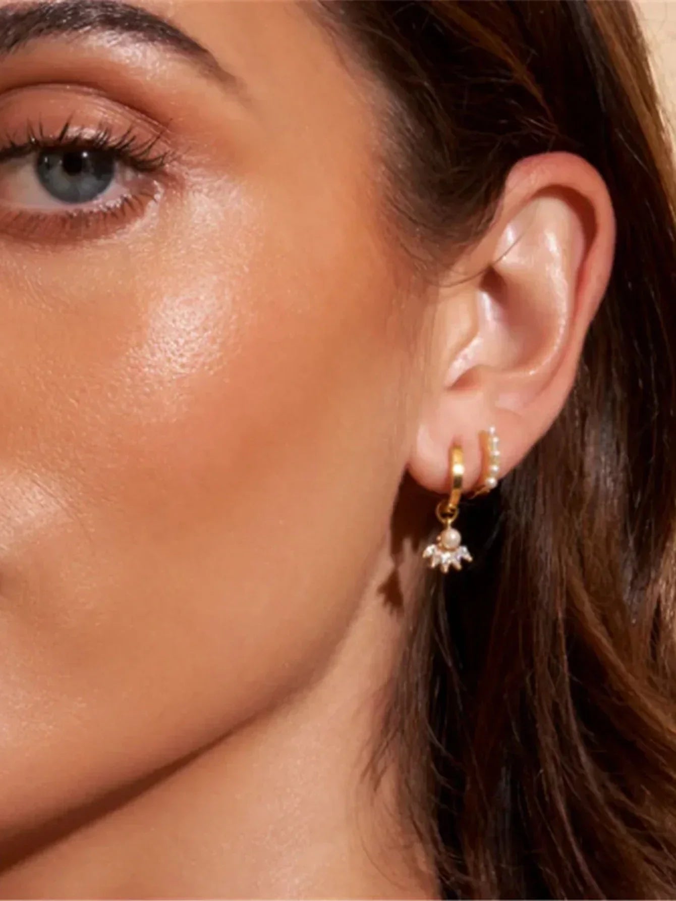 クラリッサ – 繊細な四角形のゴールドのイヤリング。