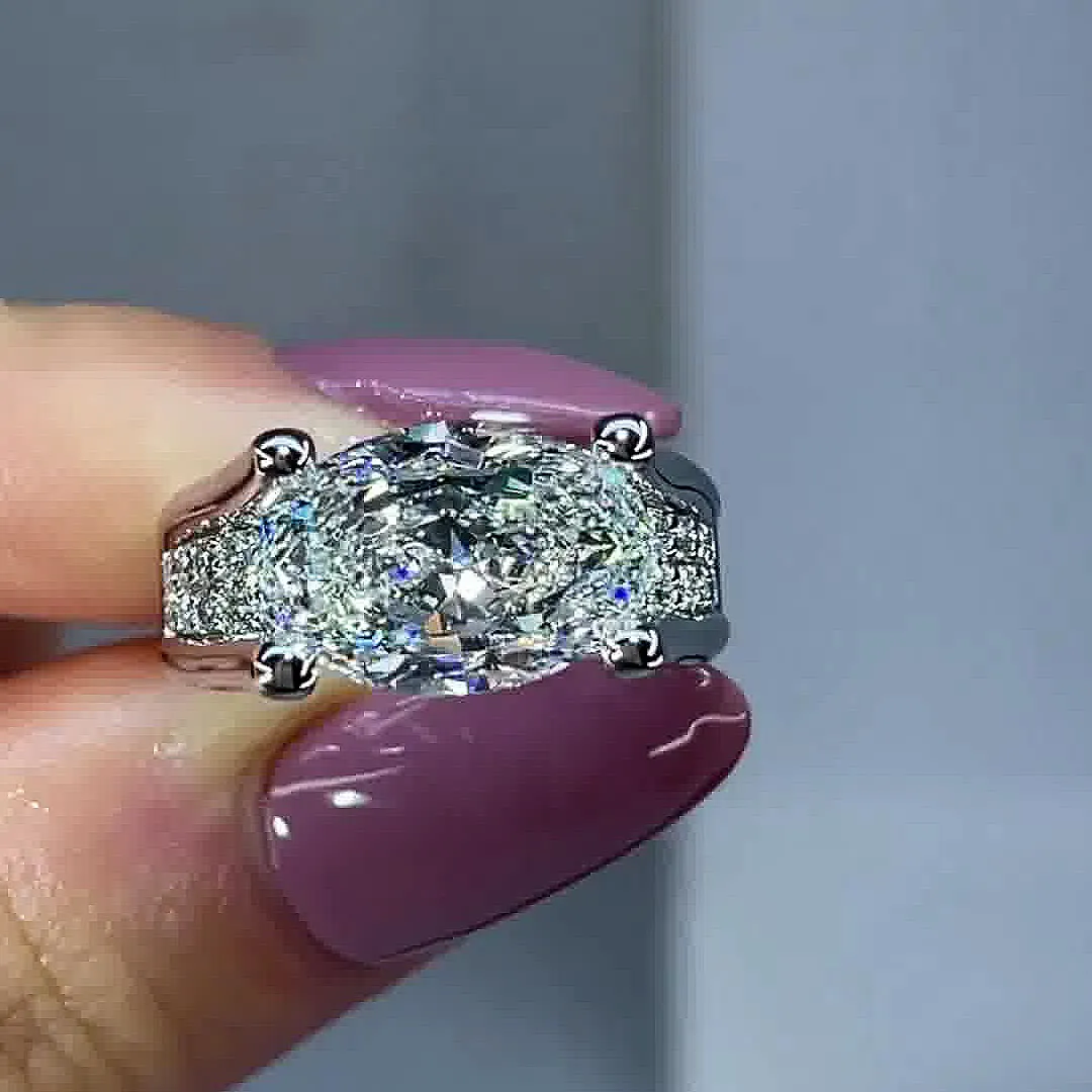 ヴィクトリア – サイドアクセントの輝くリング。