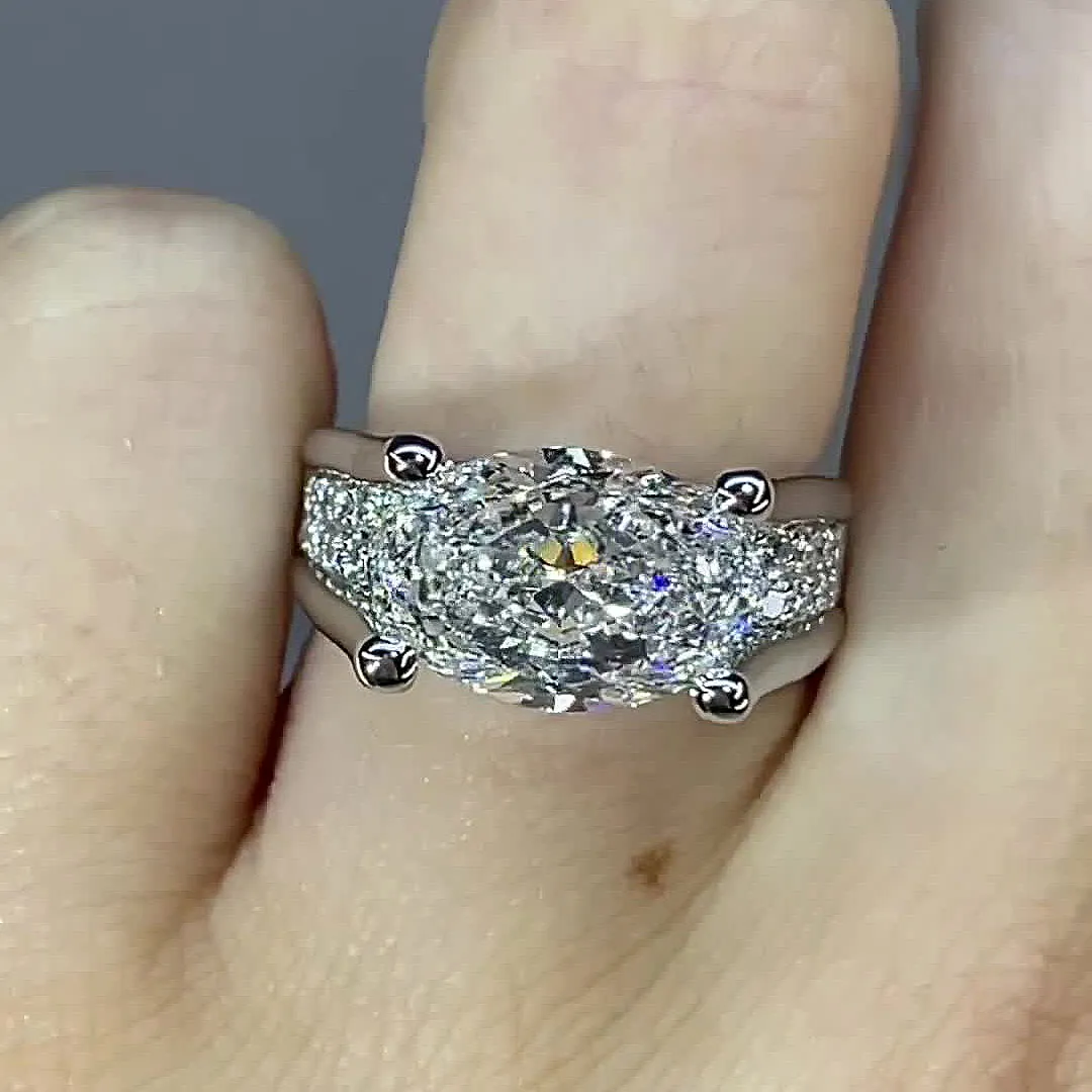 ヴィクトリア – サイドアクセントの輝くリング。