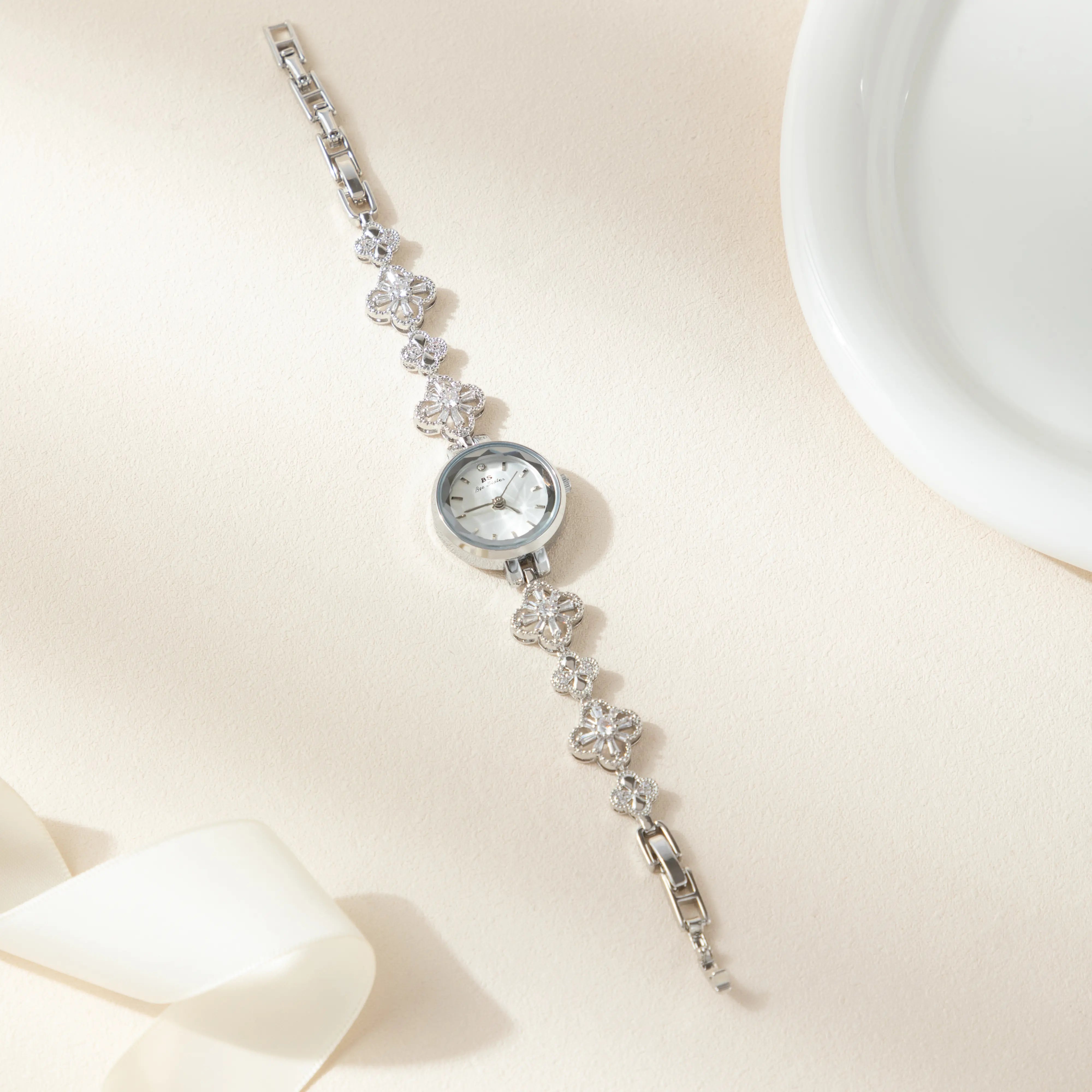 エリナ – 花をテーマにしたブレスレット。