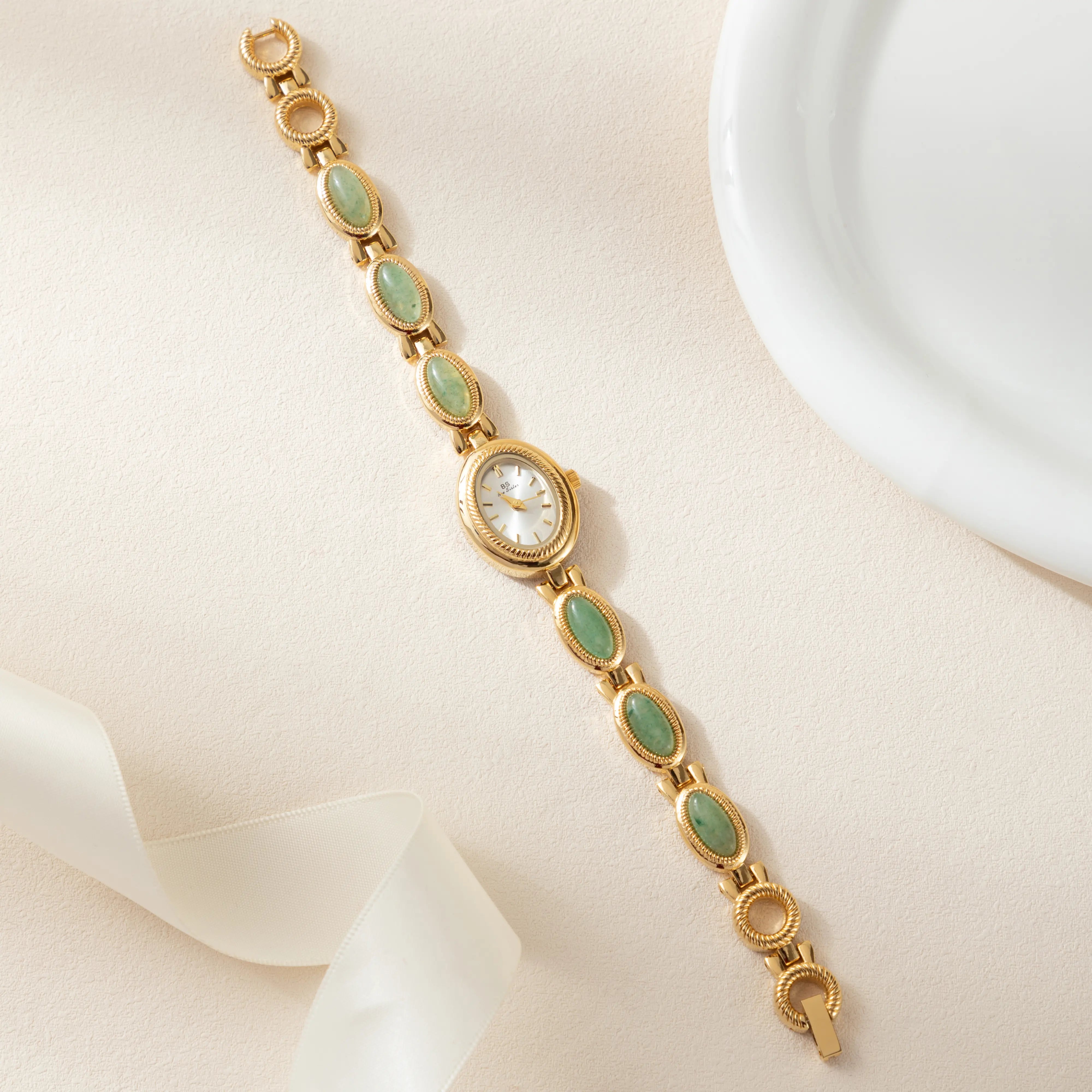 クララ – 長方形の文字盤を持つ時計。