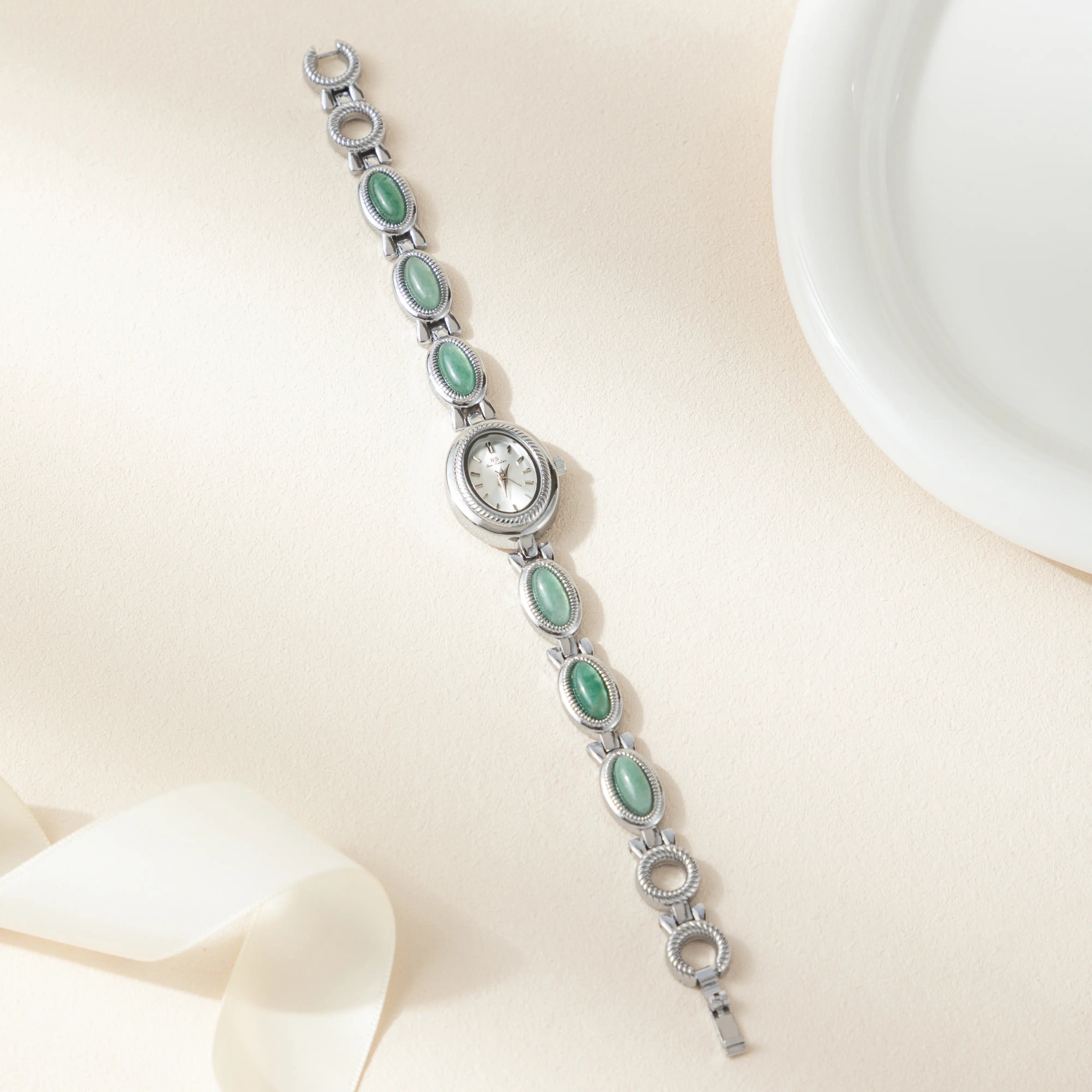 クララ – 長方形の文字盤を持つ時計。