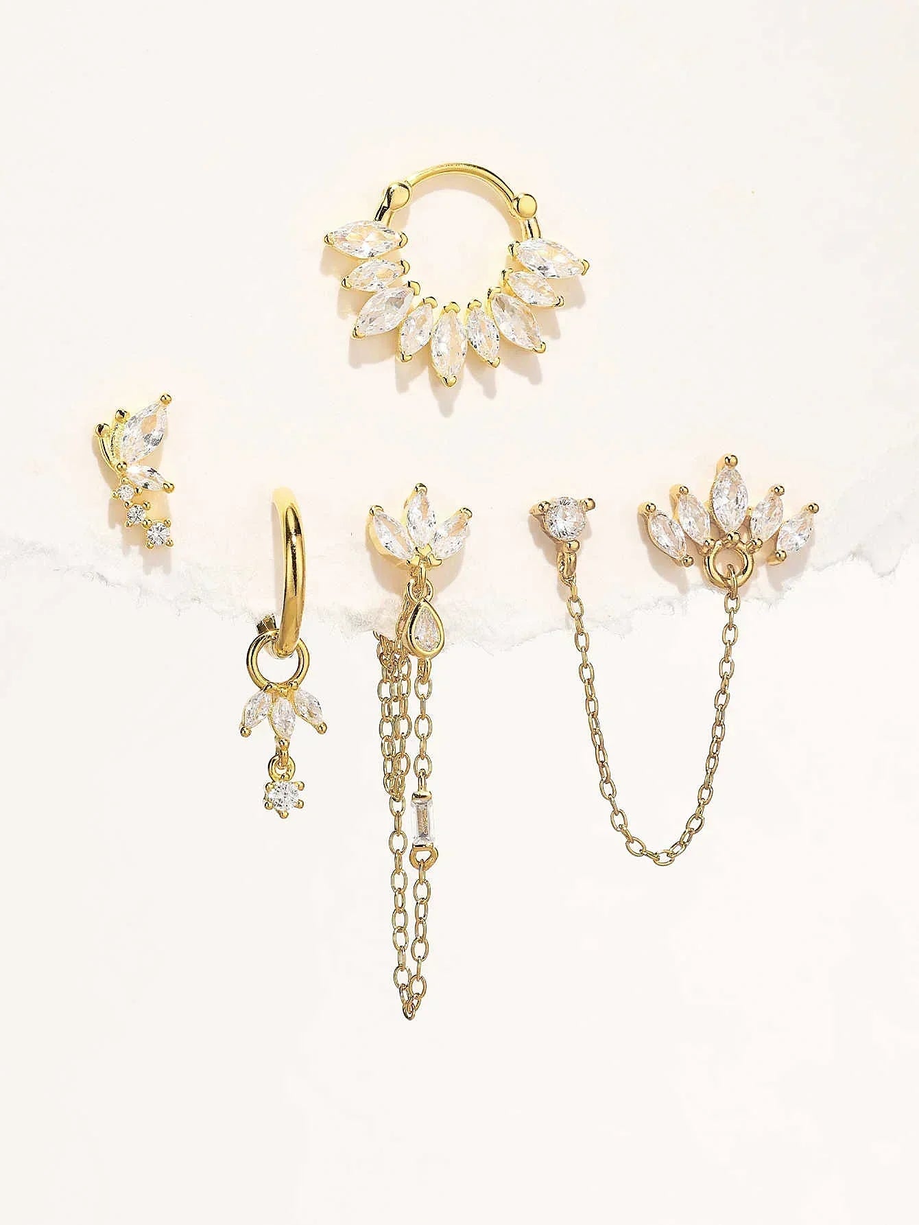 ダニエラ – 流れる形の柔らかいゴールドイヤリング