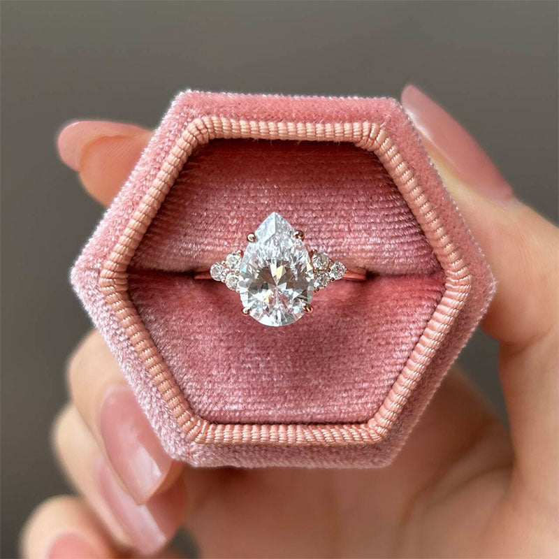 クラリッサ – ゴールドフィニッシュのドロップシェイプカットダイヤモンドリング