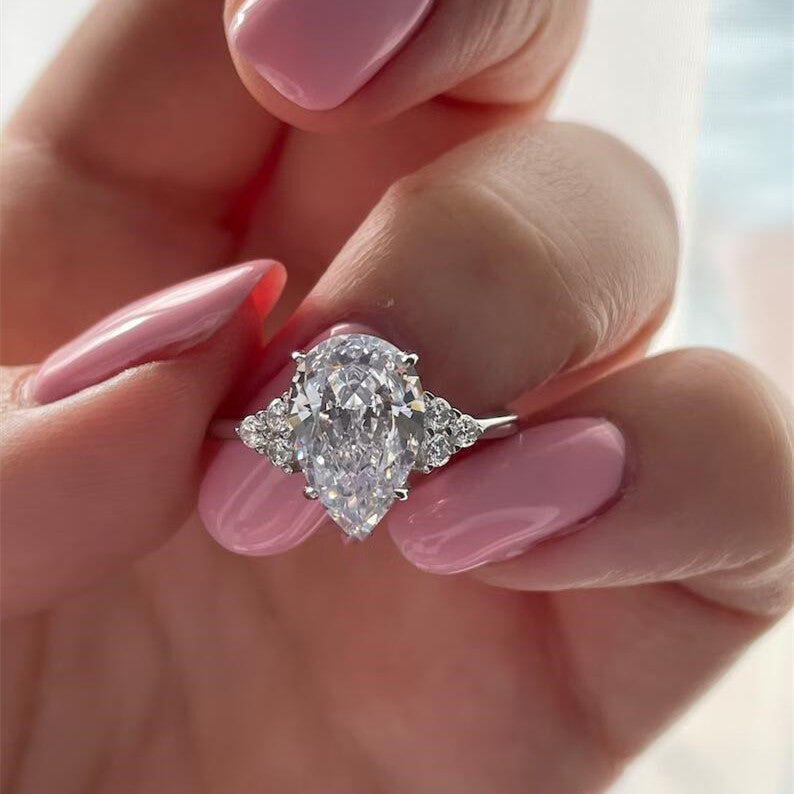 クラリッサ – ゴールドフィニッシュのドロップシェイプカットダイヤモンドリング