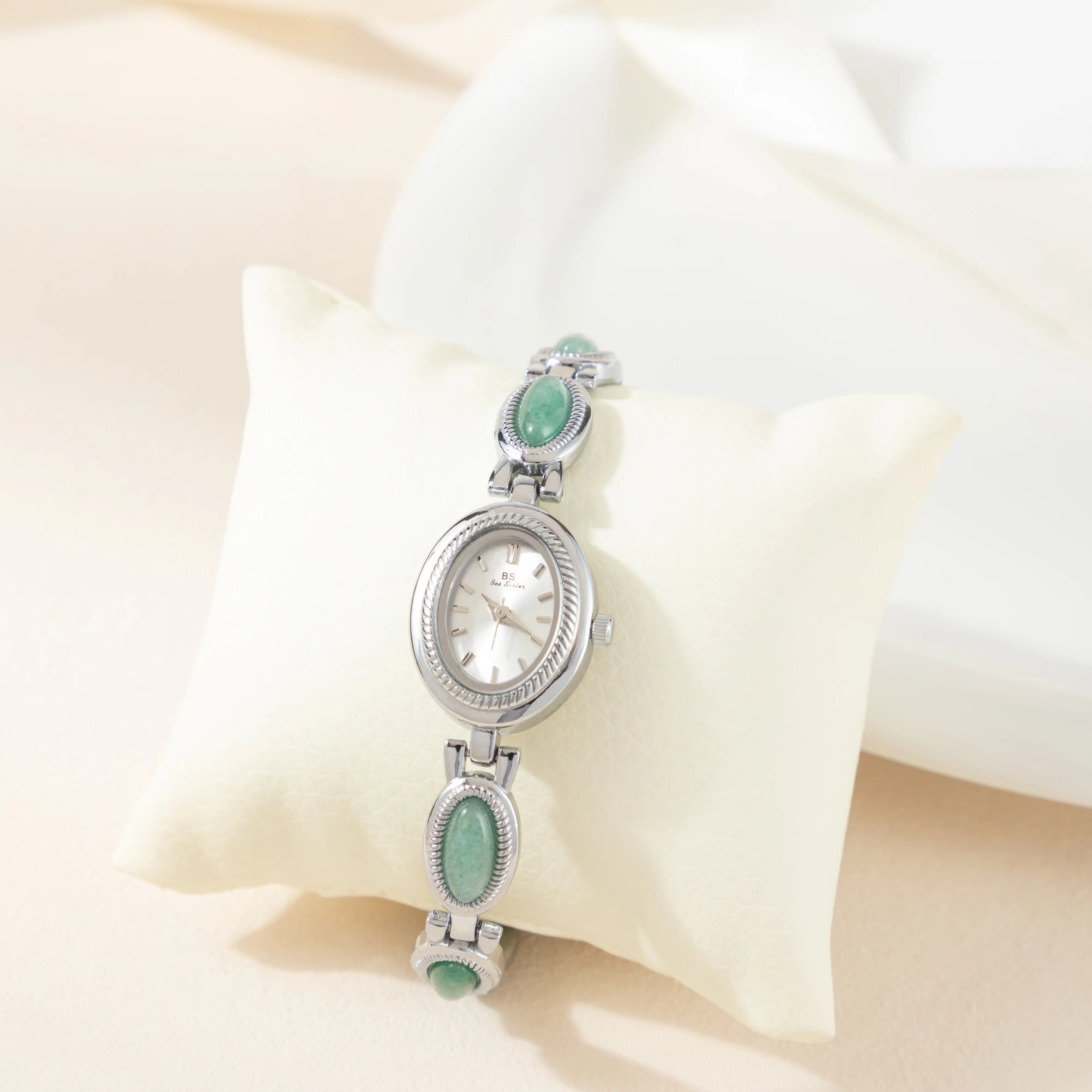 クララ – 長方形の文字盤を持つ時計。