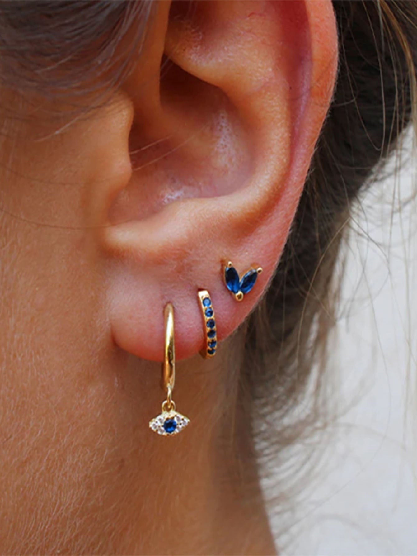 リアンドラ – 洗練された形のゴールドピアス。