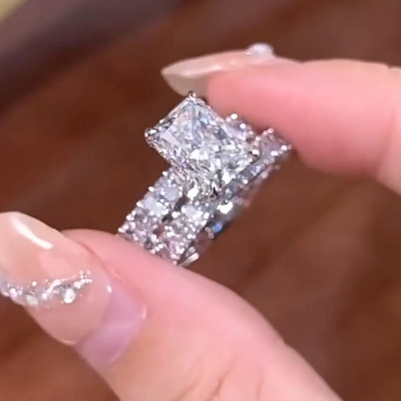 カテリーナ – バゲットカットの際立つダイヤモンドリング。