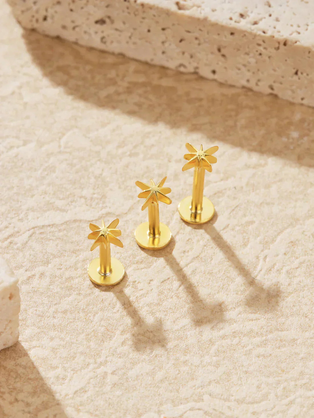 カテリーナ – 柔らかなカーブのゴールドピアス