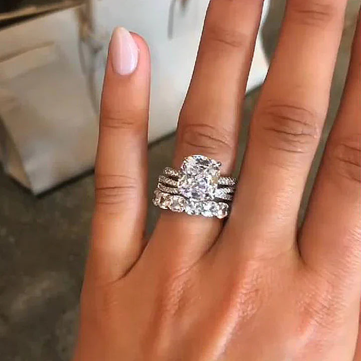 アイリス – オーバルストーンのダイヤモンドリング。