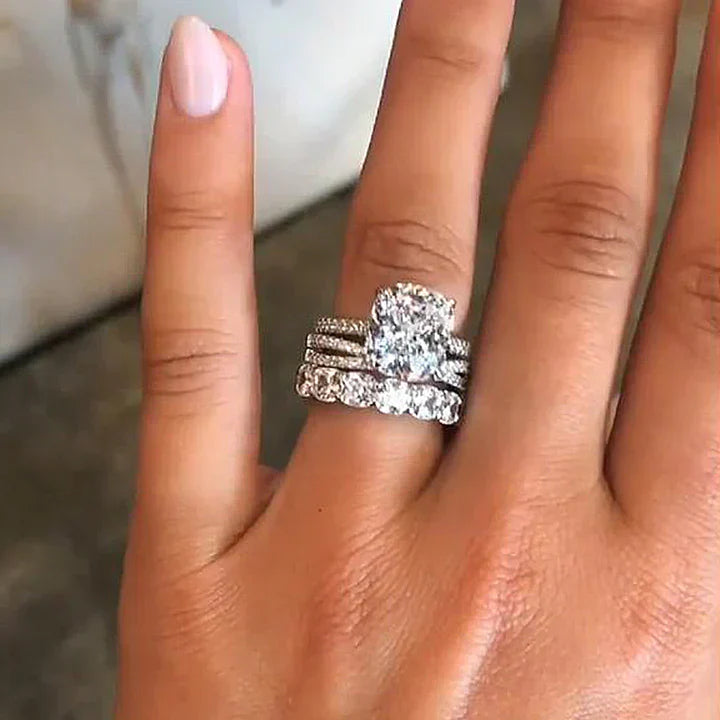 アイリス – オーバルストーンのダイヤモンドリング。