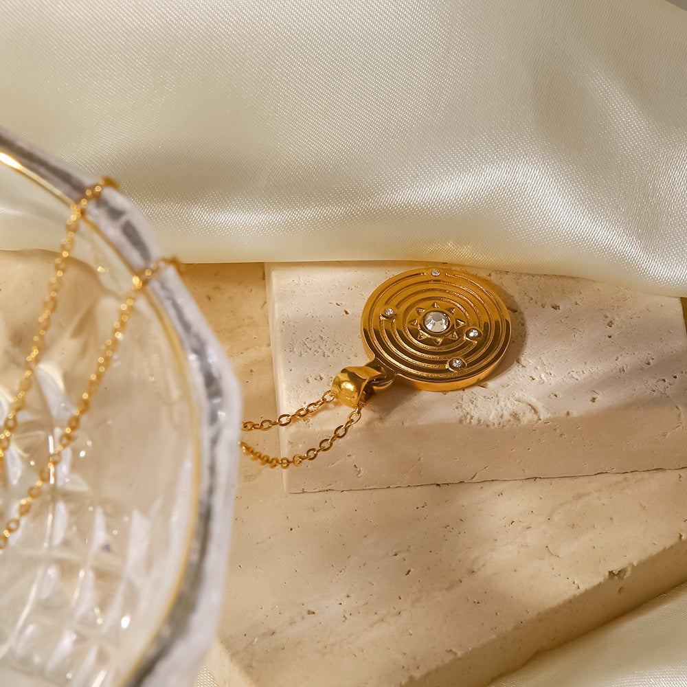 アルジェビータ – 小さな象徴的なペンダント付きのゴールドネックレス。