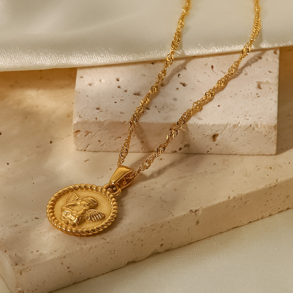 アルジェビータ – 小さな象徴的なペンダント付きのゴールドネックレス。