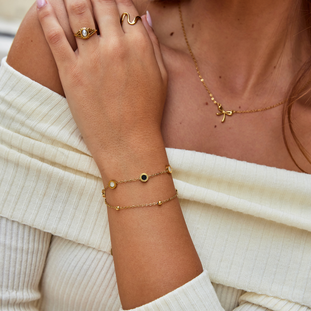 カーラ – コントラストのある丸い要素を持つ柔らかいゴールドブレスレット