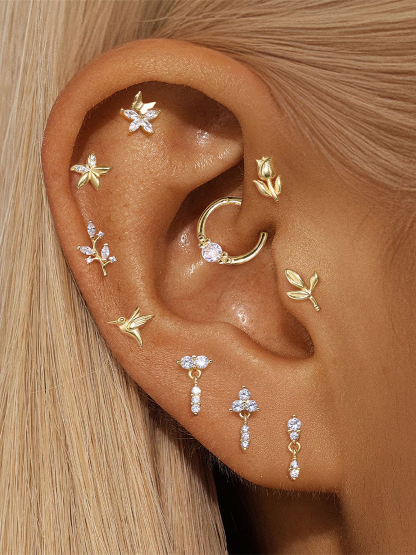 エリサ – 幾何学的アクセントのゴールドイヤリング