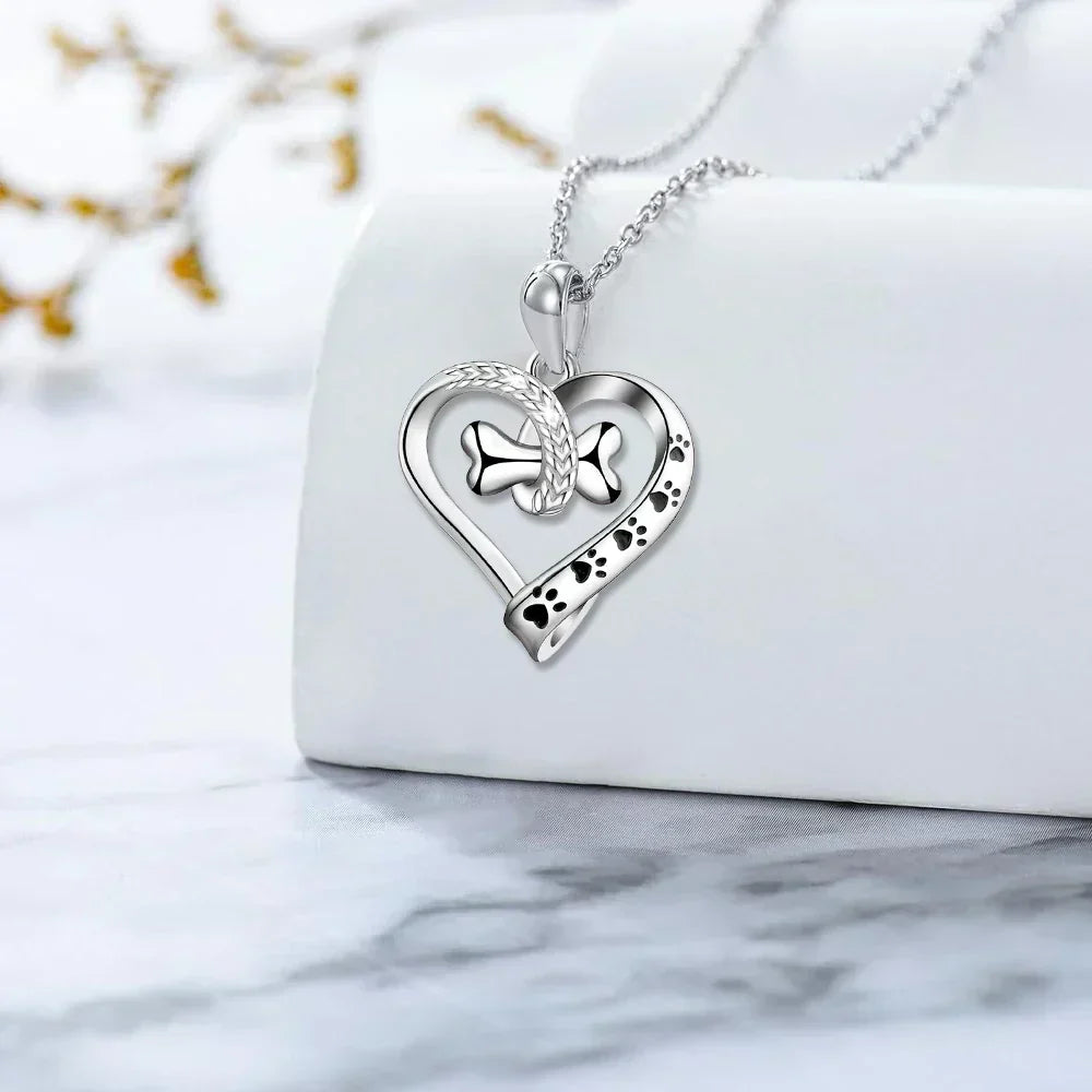 2つのパーツからなるペンダント付きジュエリーセット(足跡、ハート、骨)