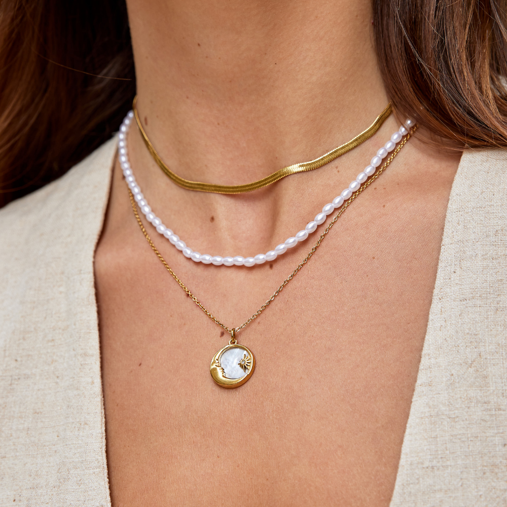 エリサ=マリー – 柔らかい曲線のゴールドネックレス。