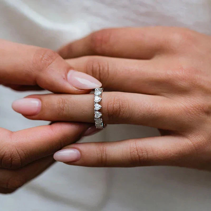 フィオナ – 繊細で輝くエッジのクリスタルリング