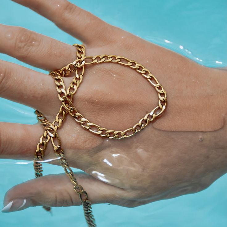 バレリー – シンプルなリンク構造のゴールドネックレス