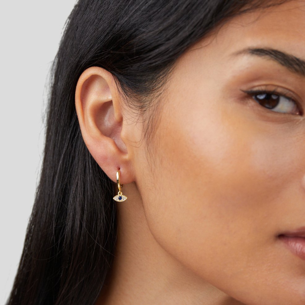 ルアナ – 繊細な真珠をあしらったゴールドのイヤリング。