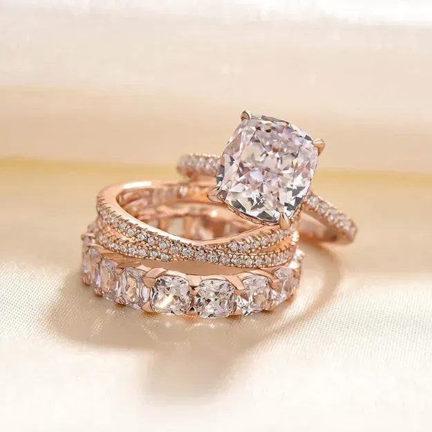 アイリス – オーバルストーンのダイヤモンドリング。