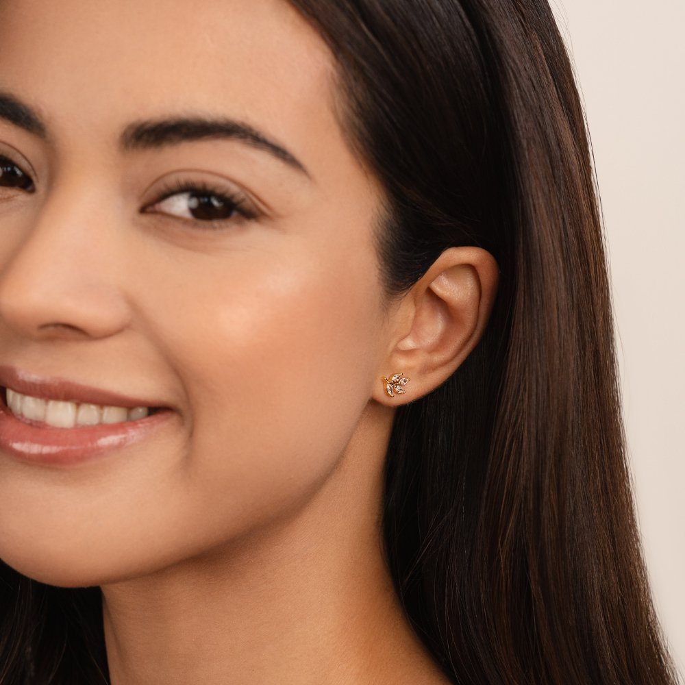 フェリシタ – 葉のディテールを持つゴールドイヤリング。