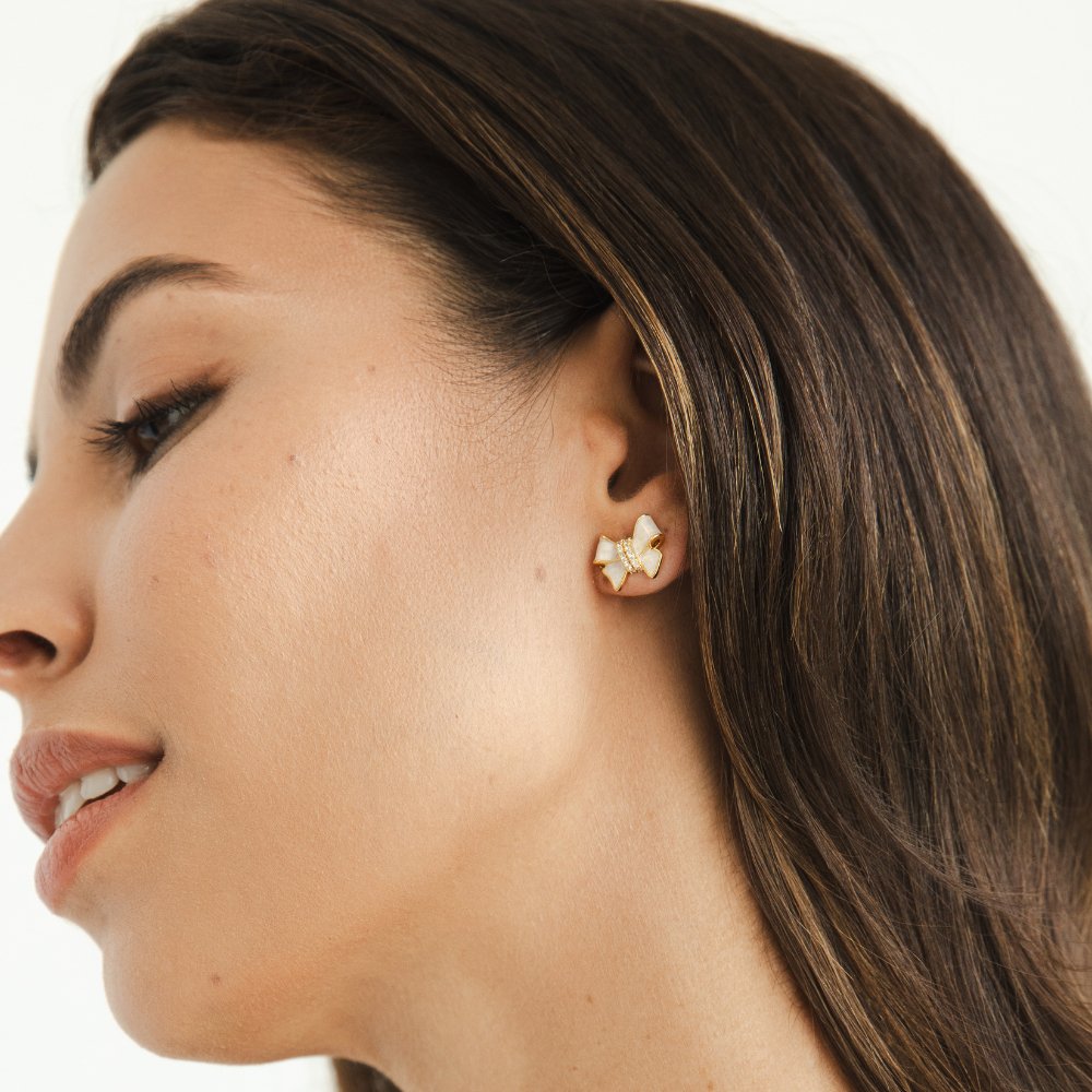 クララ – 花のデザインのゴールドイヤリング。