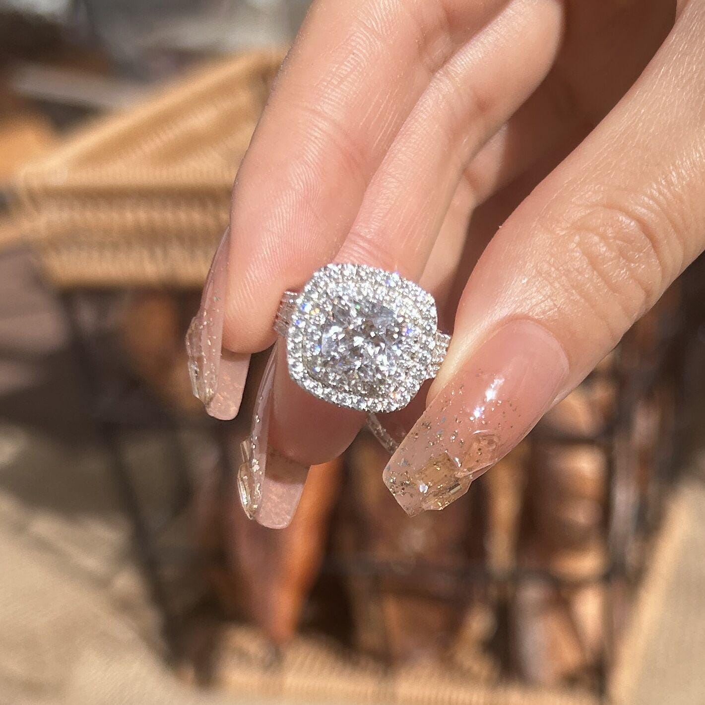 フリーダ - ラウンドストーンのソリテールリング