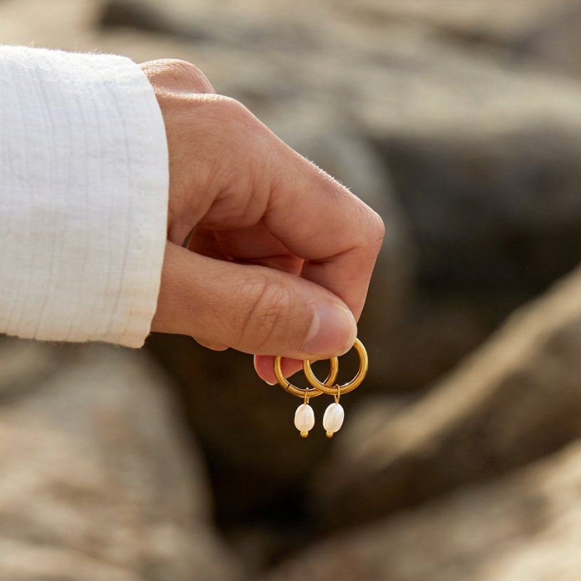 エリザ・マリー - パールハンガー付きゴールドイヤリング