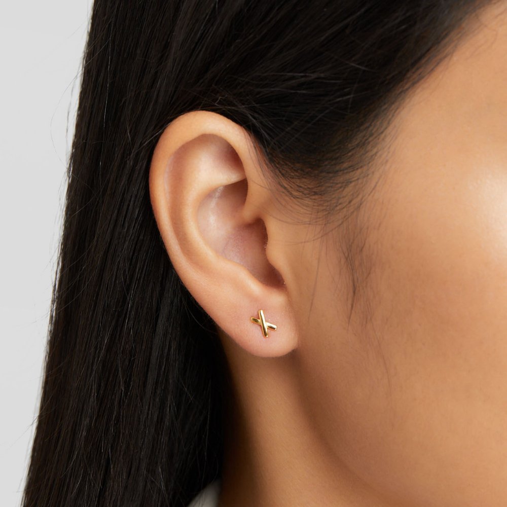 リザ – ブランチの形をしたゴールドのイヤリング。