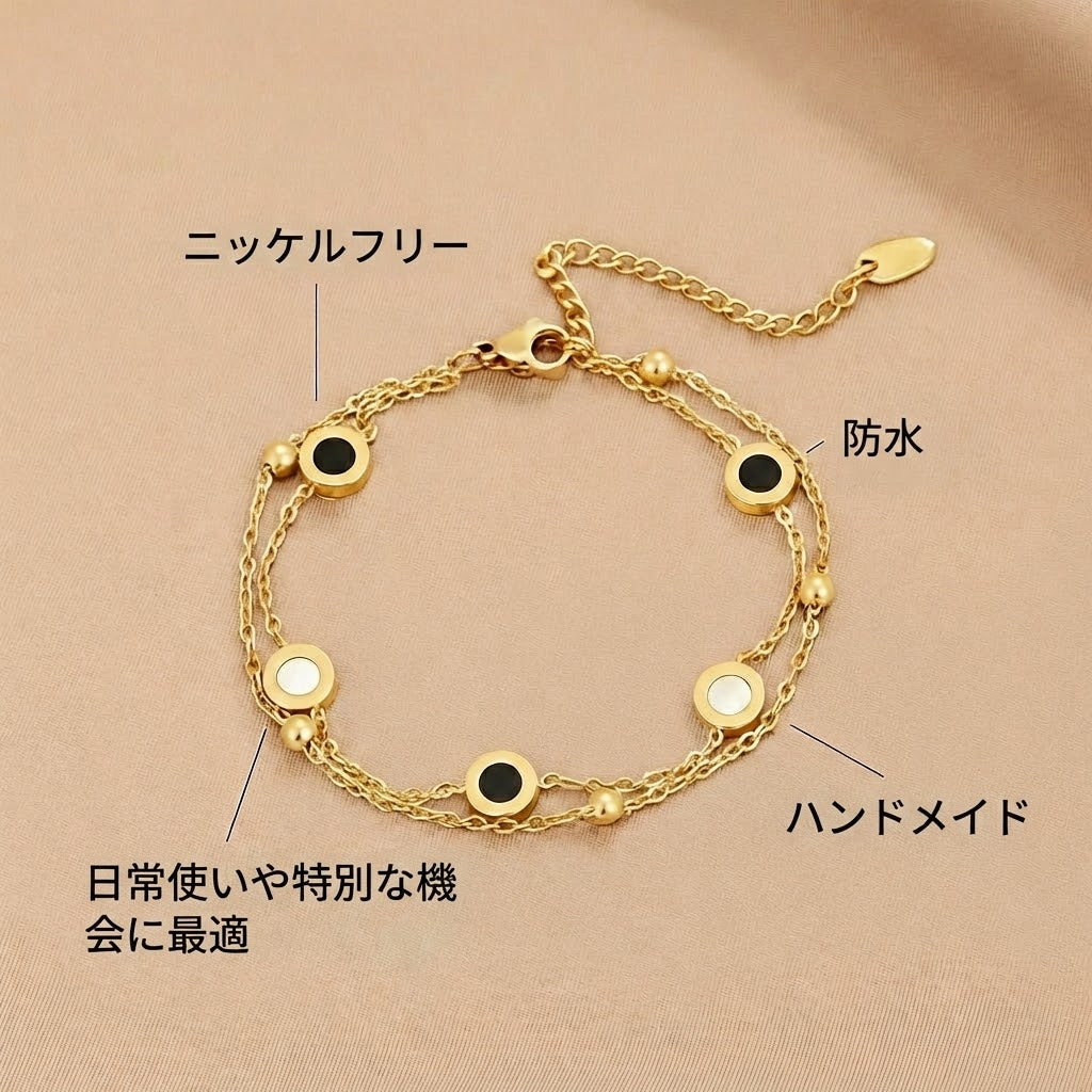 カーラ – コントラストのある丸い要素を持つ柔らかいゴールドブレスレット