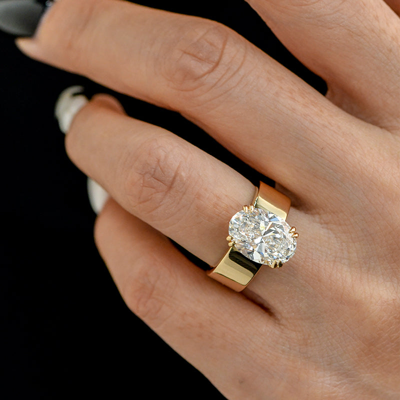 ララ – ゴールド仕上げのラウンドストーン付きソリテールリング。