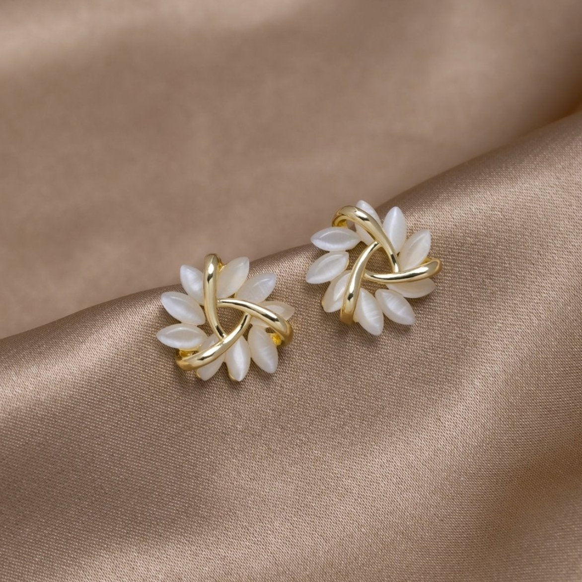 カロリーナ – 幾何学的な混合のゴールドイヤリング。