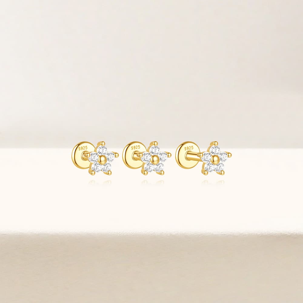 アメリー – 動きのあるデリケートなゴールドピアス。