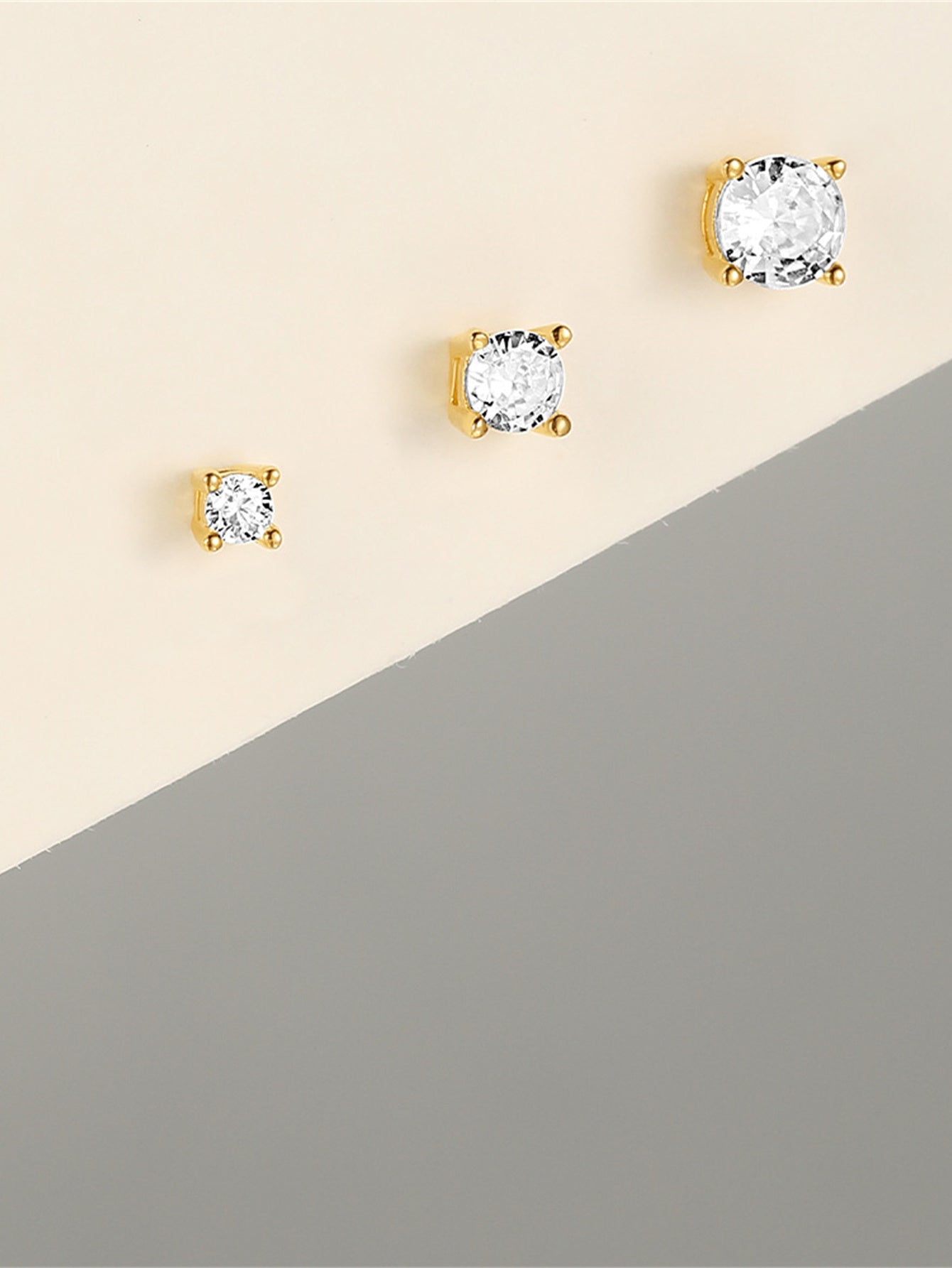 エヴリーナ – エレガントなカーブを持つデリケートなゴールドイヤリング。