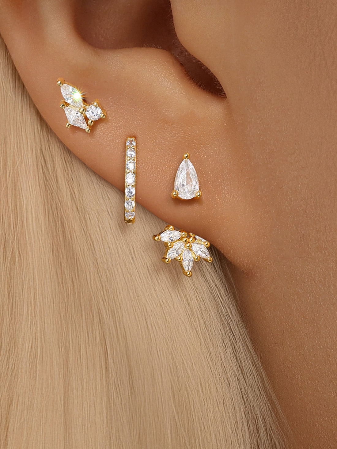 マグダ – 柔らかな輝きを持つ繊細なゴールドのイヤリング。