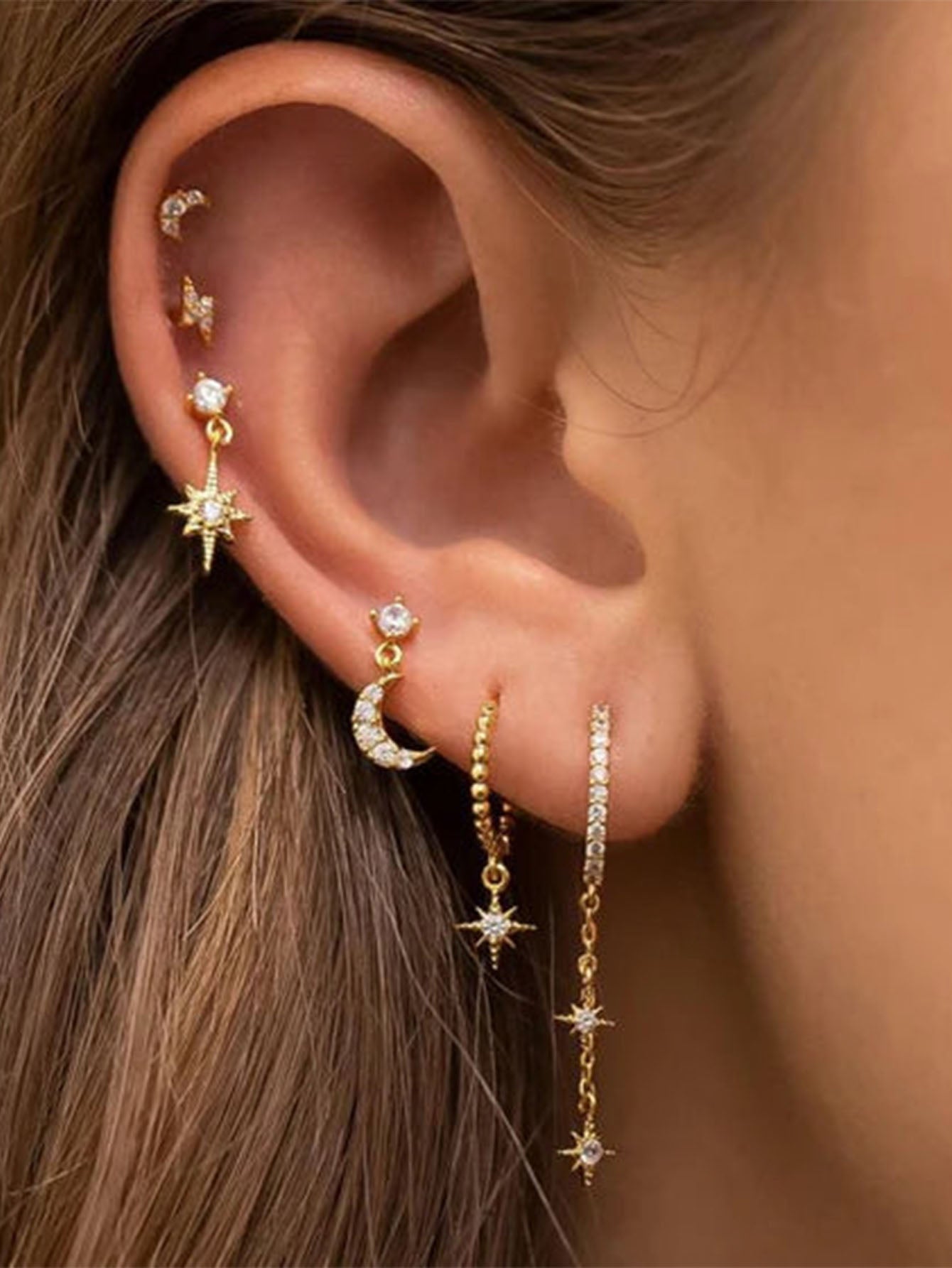 パヴリーナ – モダンなデザインのデリケートなゴールドのイヤリング。