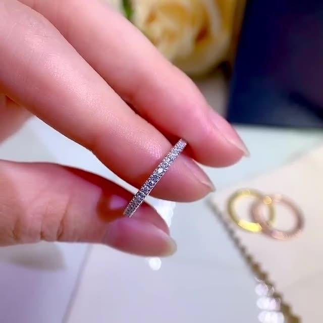 アレナ – 輝く石の永遠のエナメルリング。